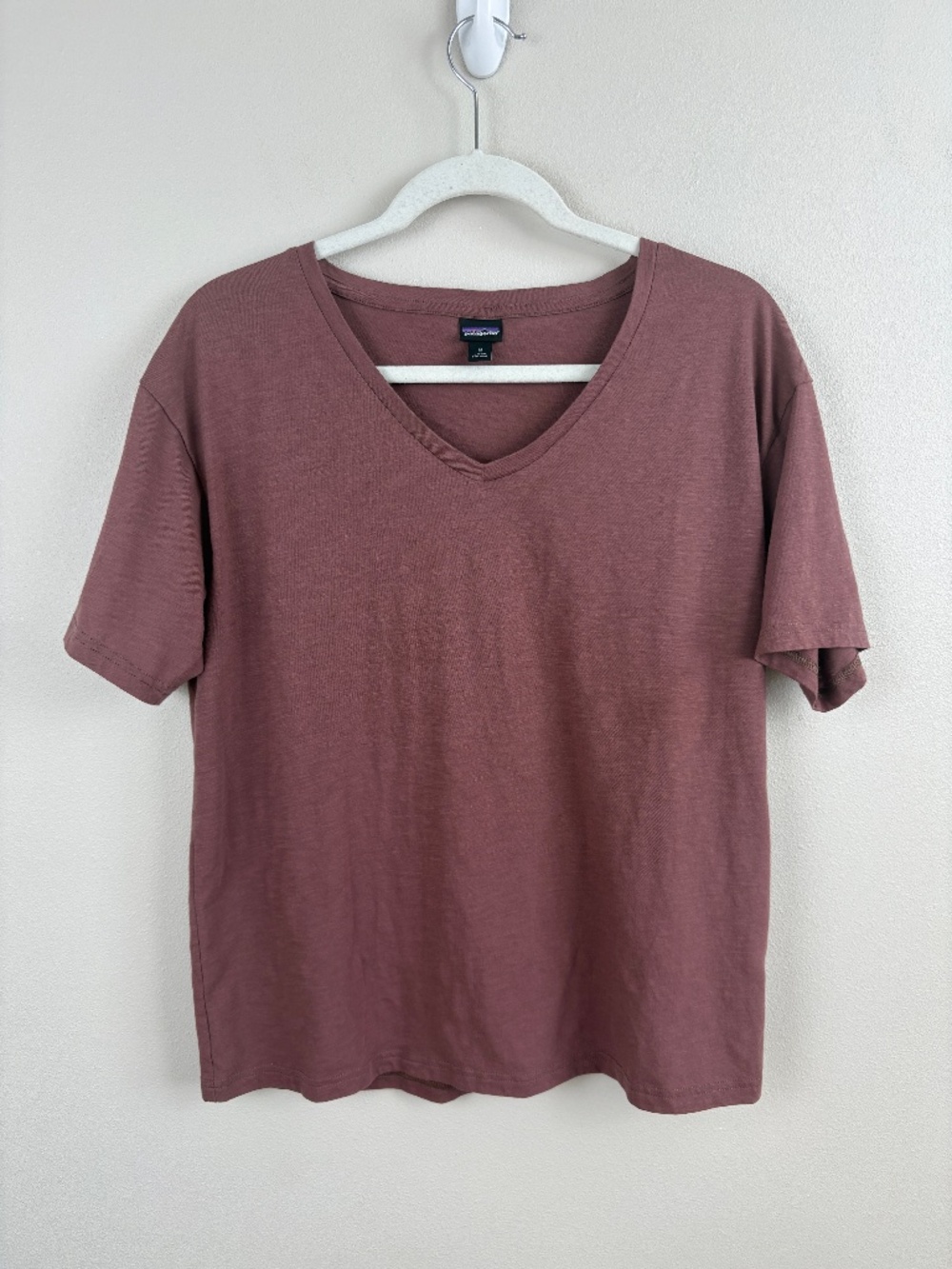 Patagonia Mainstay Short Sleeve V-Scoop Tee in Evening Mauve - Size Medium